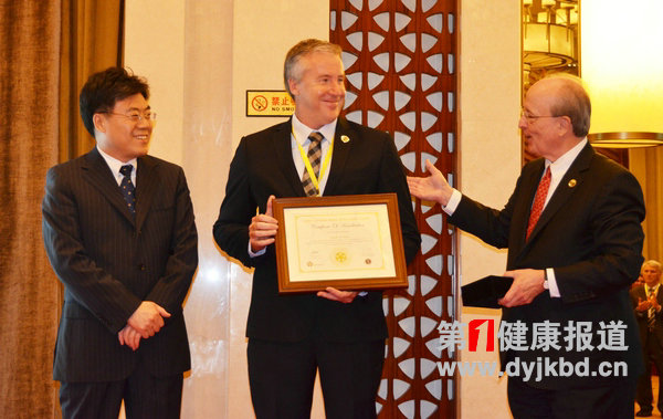 墨菲博士和梁晓峰主任共同为赛诺菲公司颁发证书和奖牌.jpg