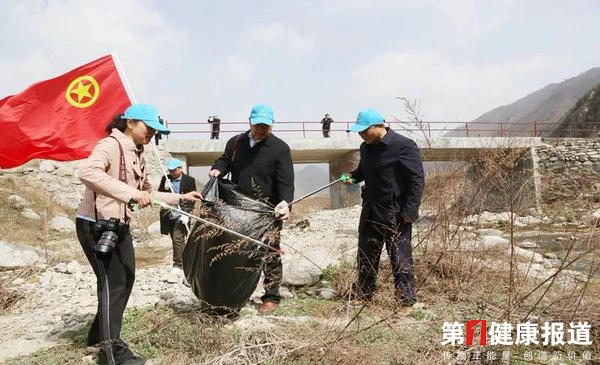 志愿者在灞河源头捡拾垃圾.jpg